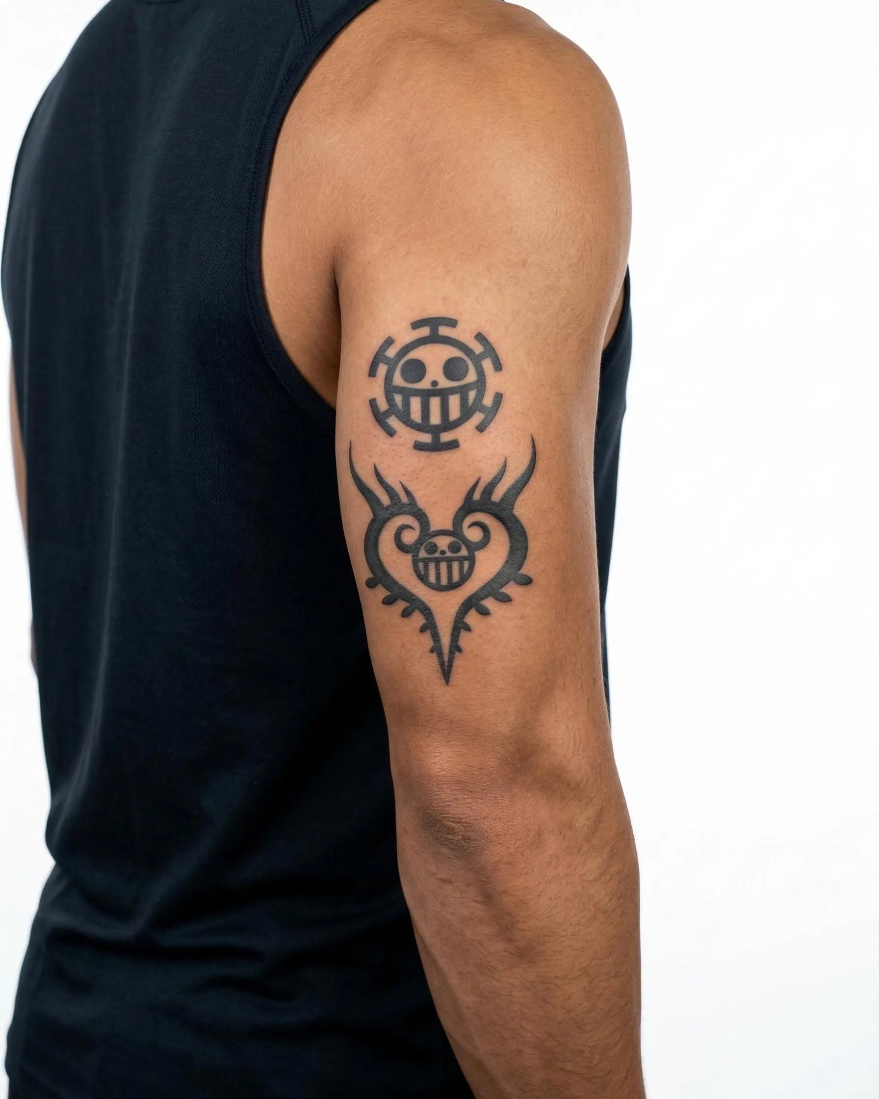 Tatuaggio semi-permanente INKON Emblemi Teschio Pirata applicato su un uomo – design 4 x 7 in (10x17cm), aspetto realistico dell'inchiostro, dura 10 giorni