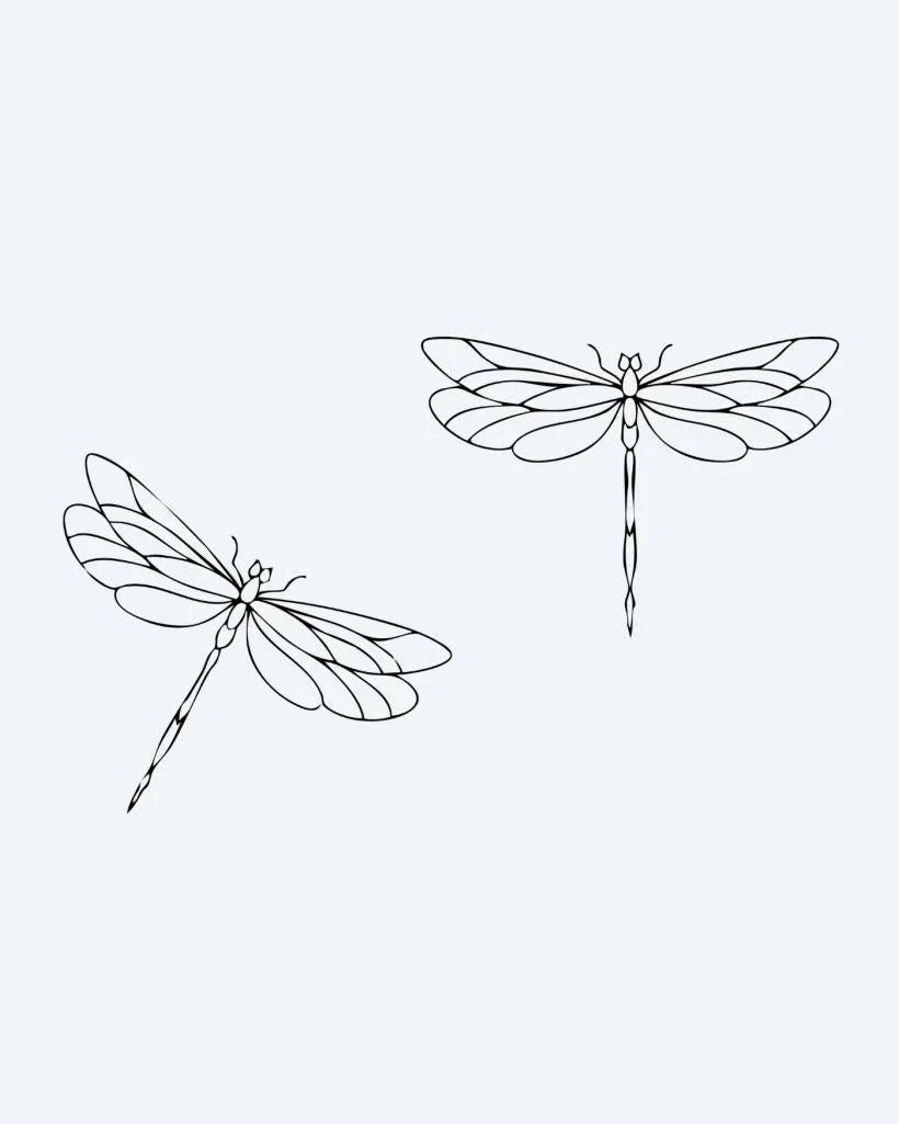 Design del tatuaggio semi-permanente Dragonfly Duo di INKON – illustrazione aggraziata, coppia, libellule, delicato, linea, 3 x 4 in (7x10cm), disponibile su inkon.co