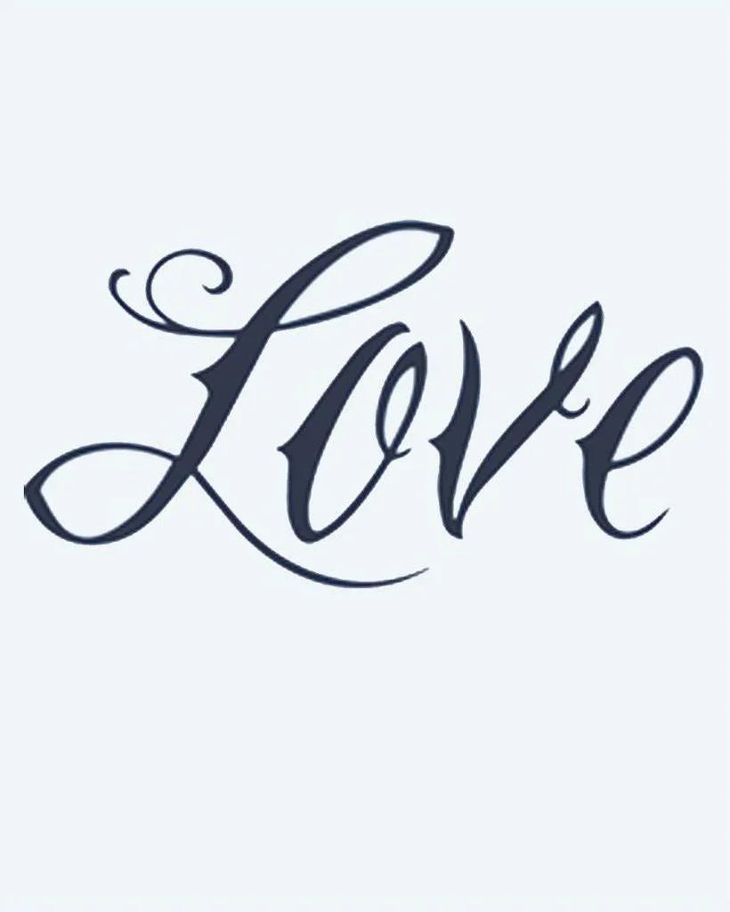 Design del tatuaggio semi-permanente Love Script di INKON – illustrazione di calligrafia che compone la parola Love con svolazzi, 2 x 2 in (5x5cm), disponibile su inkon.co