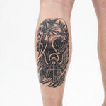Tatuaggio semi-permanente INKON Lupo e Angelo Custode applicato su un uomo – design 4 x 7 in (10x17cm), aspetto realistico dell'inchiostro, dura 10 giorni