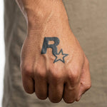 Tatuaggio semi-permanente INKON R Star Logo applicato su un uomo – design 2 x 2 in (5x5cm), aspetto realistico dell'inchiostro, dura 10 giorni