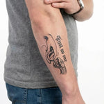 Tatuaggio semi-permanente INKON Morso di Serpente Trust No One applicato su un uomo – design 4 x 7 in (10x17cm), aspetto realistico dell'inchiostro, dura 10 giorni