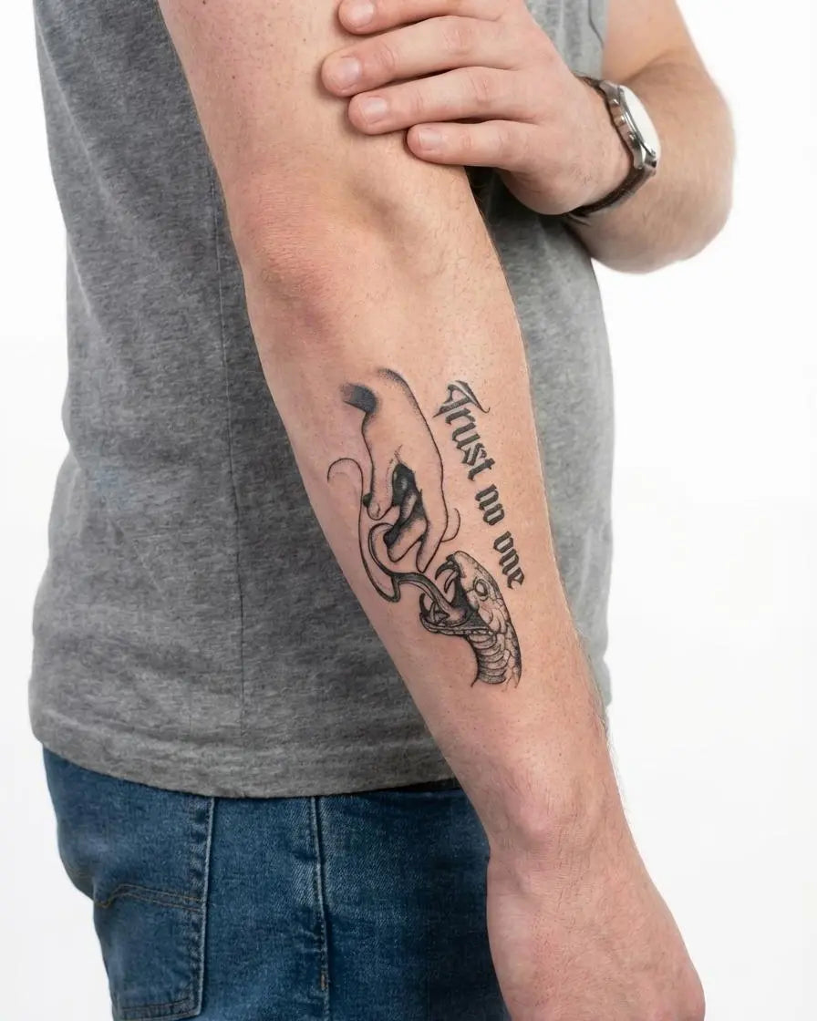 Tatuaggio semi-permanente INKON Morso di Serpente Trust No One applicato su un uomo – design 4 x 7 in (10x17cm), aspetto realistico dell'inchiostro, dura 10 giorni