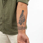 Tatuaggio semi-permanente INKON Mani in Preghiera e Pistola applicato su un uomo – design 4 x 7 in (10x17cm), aspetto realistico dell'inchiostro, dura 10 giorni