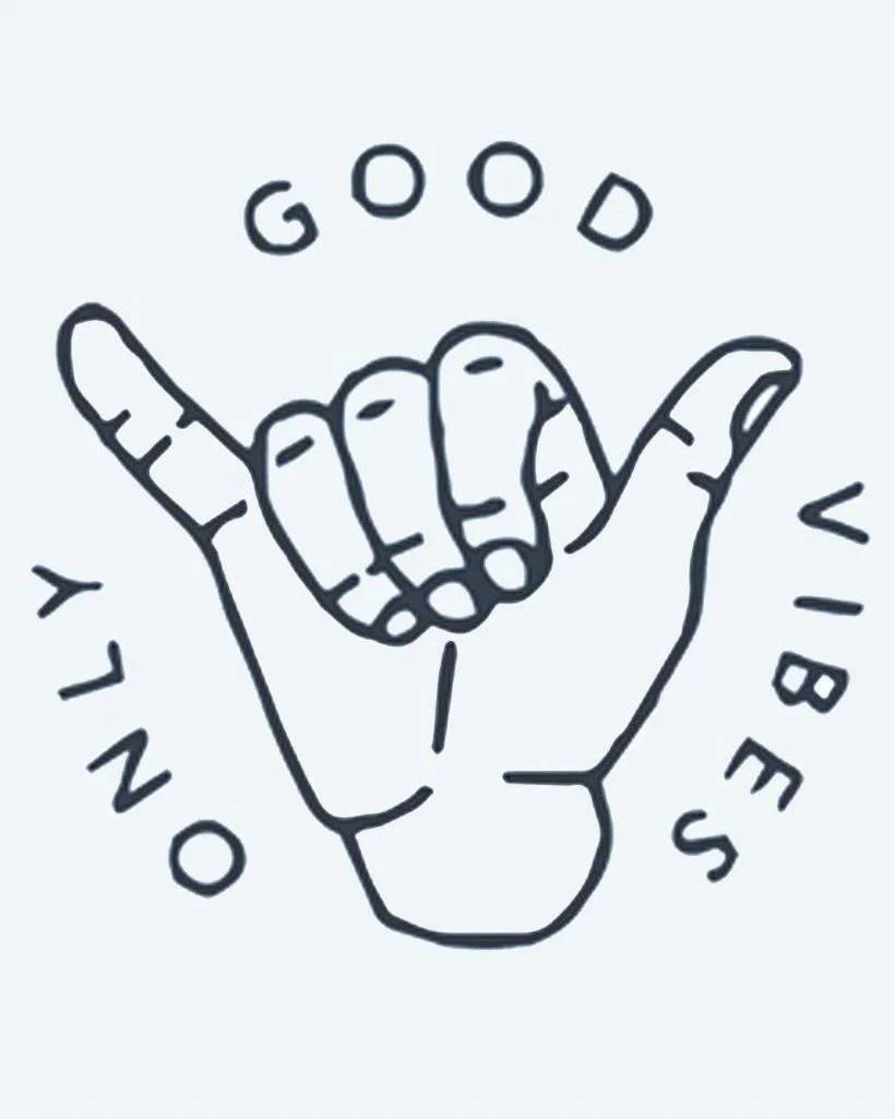 Design del tatuaggio semi-permanente Good Vibes Only di INKON – illustrazione di gesto shaka con le parole Good Vibes Only, 2 x 2 in (5x5cm), disponibile su inkon.co