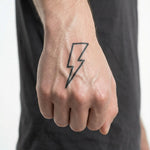 Tatuaggio semi-permanente INKON Lightning Bolt 2 applicato su un uomo – design 2 x 2 in (5x5cm), aspetto realistico dell'inchiostro, dura 10 giorni