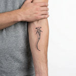 Tatuaggio semi-permanente INKON Hammerhead Shark applicato su un uomo – design 3 x 4 in (6x11cm), aspetto realistico dell'inchiostro, dura 10 giorni