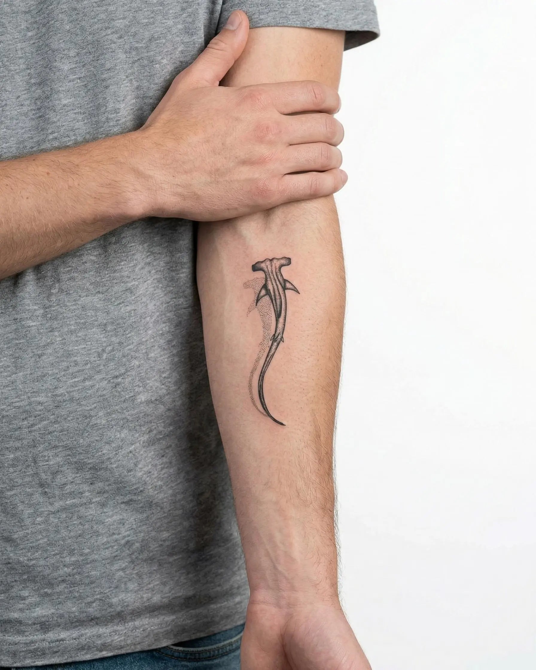 Tatuaggio semi-permanente INKON Hammerhead Shark applicato su un uomo – design 3 x 4 in (6x11cm), aspetto realistico dell'inchiostro, dura 10 giorni