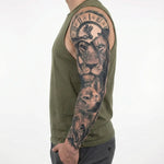 Tatuaggio semi-permanente INKON Lion, Wolf & Clock applicato su un uomo – design 8 x 20 in (20x50cm), aspetto realistico dell'inchiostro, dura 10 giorni