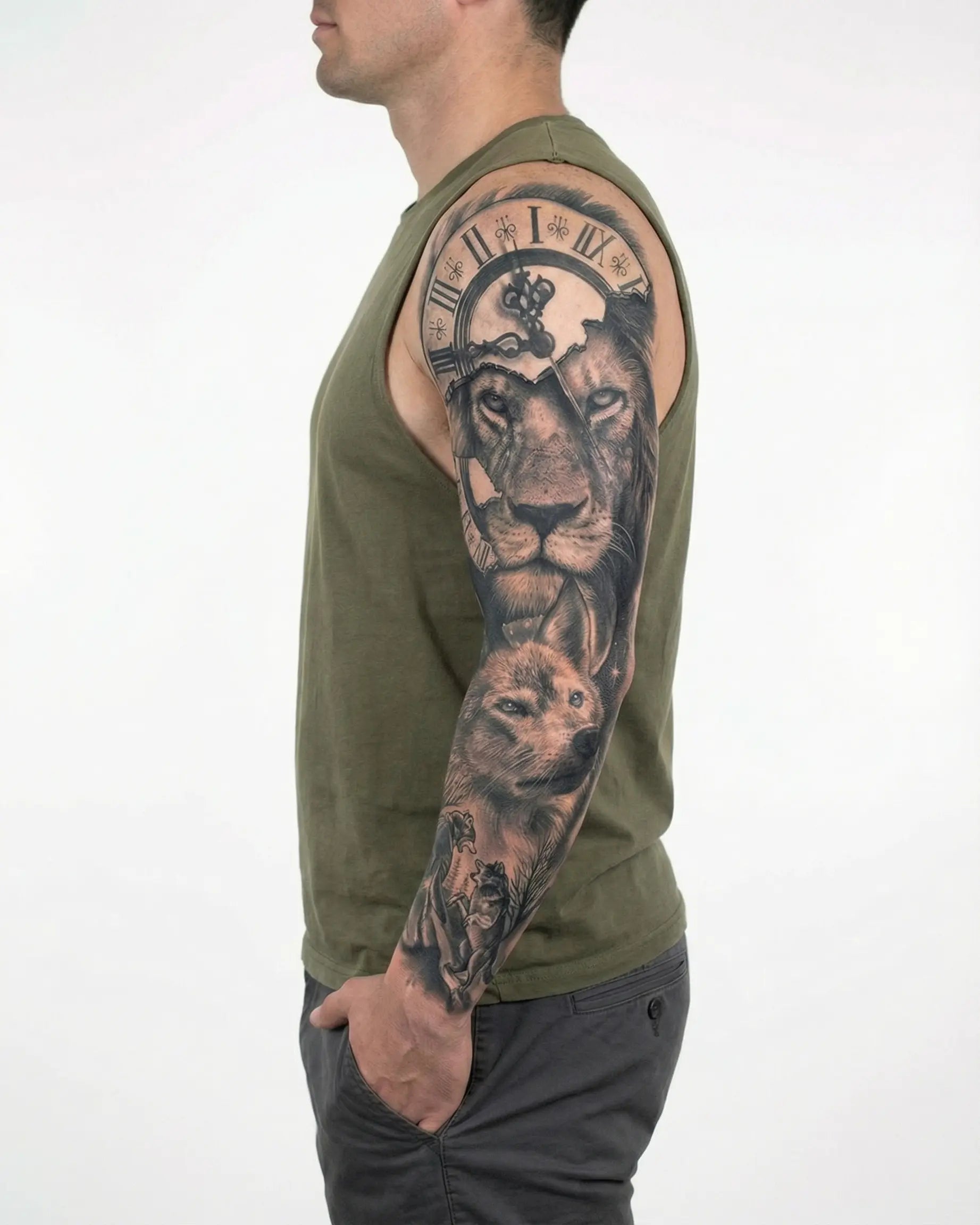 Tatuaggio semi-permanente INKON Lion, Wolf & Clock applicato su un uomo – design 8 x 20 in (20x50cm), aspetto realistico dell'inchiostro, dura 10 giorni