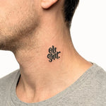 Tatuaggio semi-permanente INKON Oh Shit Lettering applicato su un uomo – design 2 x 2 in (5x5cm), aspetto realistico dell'inchiostro, dura 10 giorni