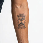 Tatuaggio semi-permanente INKON Time Flies Hourglass applicato su un uomo – design 3 x 4 in (6x11cm), aspetto realistico dell'inchiostro, dura 10 giorni