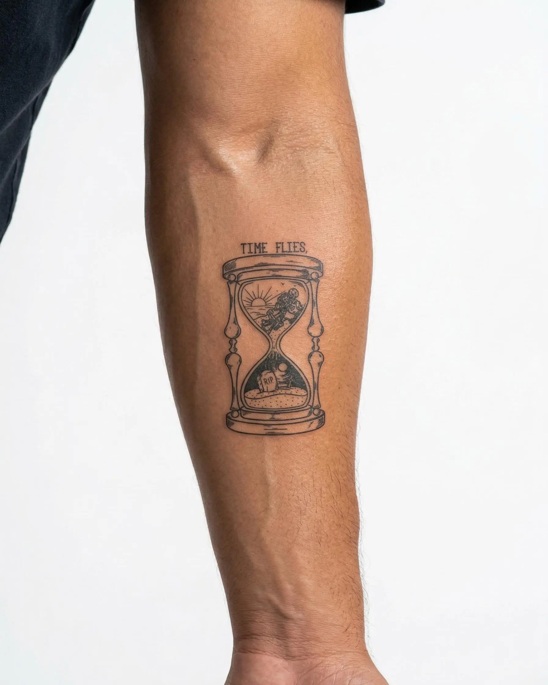 Tatuaggio semi-permanente INKON Time Flies Hourglass applicato su un uomo – design 3 x 4 in (6x11cm), aspetto realistico dell'inchiostro, dura 10 giorni