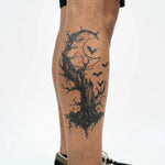 Tatuaggio semi-permanente INKON Albero Morto, Luna e Pipistrelli applicato su un uomo – design 4 x 7 in (10x17cm), aspetto realistico dell'inchiostro, dura 10 giorni