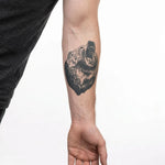 Tatuaggio semi-permanente INKON Roaring Bear applicato su un uomo – design 3 x 4 in (7x10cm), aspetto realistico dell'inchiostro, dura 10 giorni