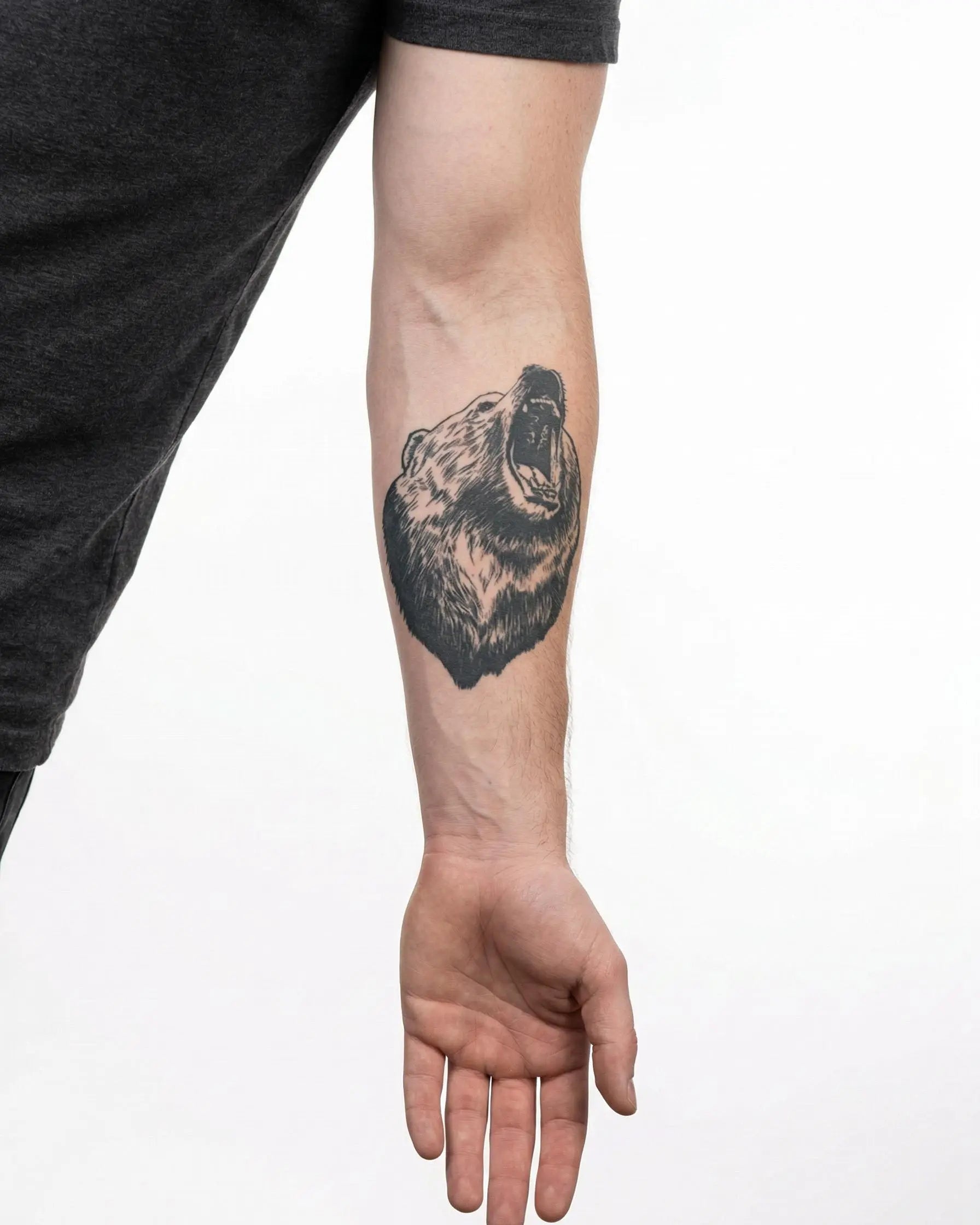 Tatuaggio semi-permanente INKON Roaring Bear applicato su un uomo – design 3 x 4 in (7x10cm), aspetto realistico dell'inchiostro, dura 10 giorni