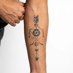 Tatuaggio semi-permanente INKON Geometric Arrow applicato su un uomo – design 4 x 7 in (10x17cm), aspetto realistico dell'inchiostro, dura 10 giorni