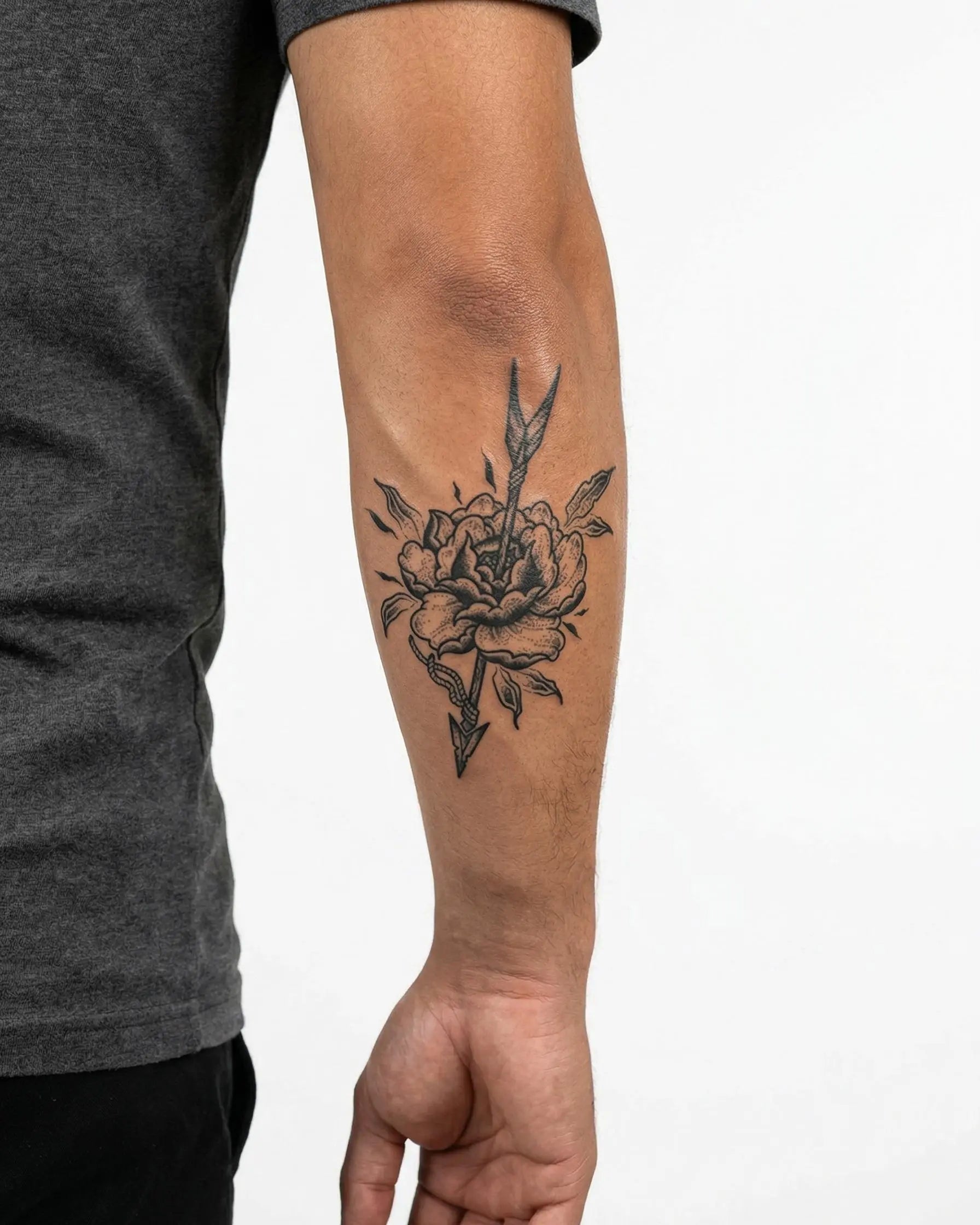 Tatuaggio semi-permanente INKON Rose & Arrow applicato su un uomo – design 3 x 4 in (7x10cm), aspetto realistico dell'inchiostro, dura 10 giorni