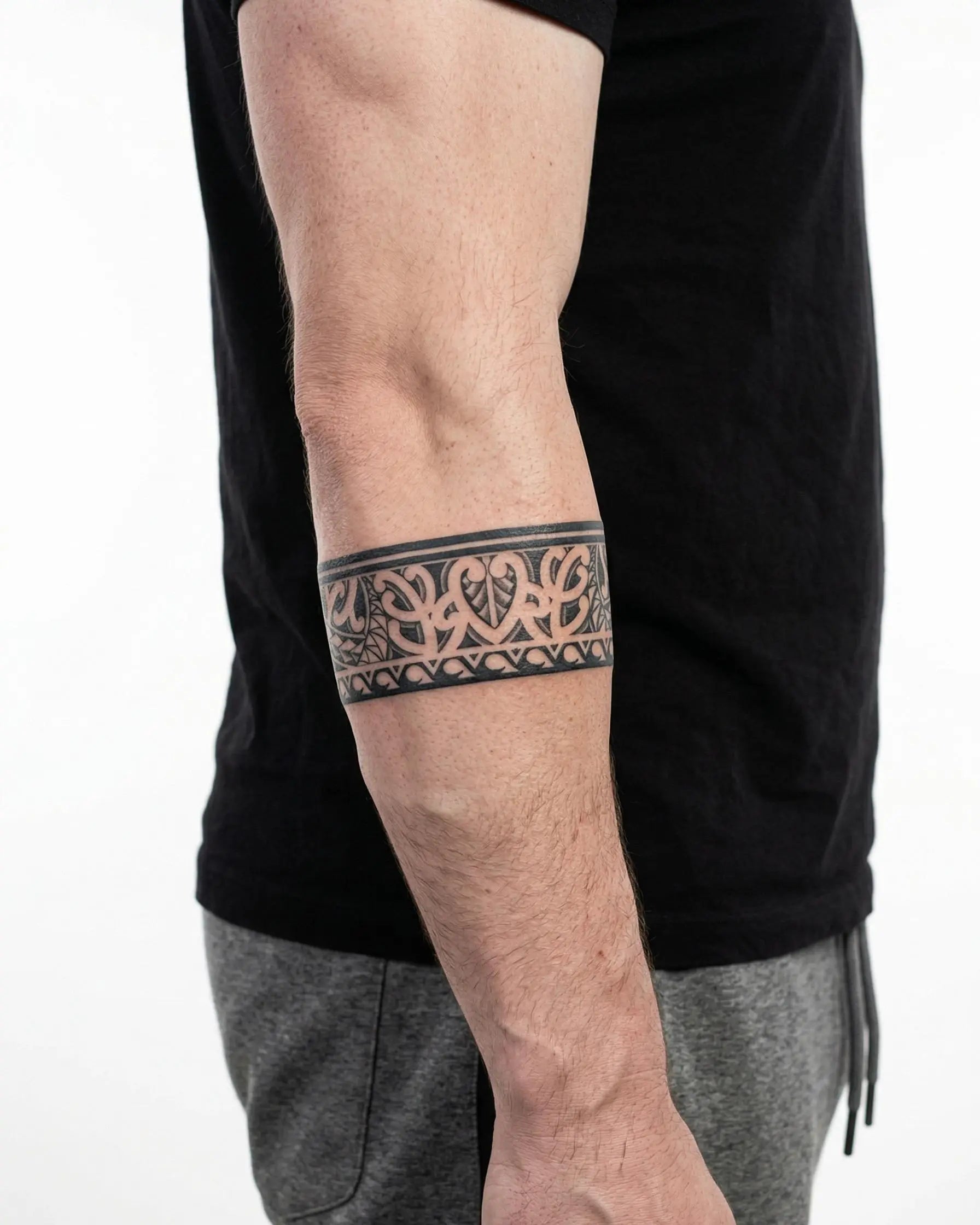 Tatuaggio semi-permanente INKON Bracciale Maori applicato su un uomo – design 2 x 9 in (5x23cm), aspetto realistico dell'inchiostro, dura 10 giorni