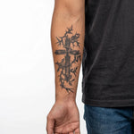 Tatuaggio semi-permanente INKON Croce con Rose e Spine applicato su un uomo – design 4 x 7 in (10x17cm), aspetto realistico dell'inchiostro, dura 10 giorni