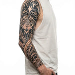 Tatuaggio semi-permanente INKON Tribal Lion applicato su un uomo – design 8 x 20 in (20x50cm), aspetto realistico dell'inchiostro, dura 10 giorni