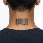 Tatuaggio semi-permanente INKON Barcode applicato su un uomo – design 2 x 2 in (5x5cm), aspetto realistico dell'inchiostro, dura 10 giorni