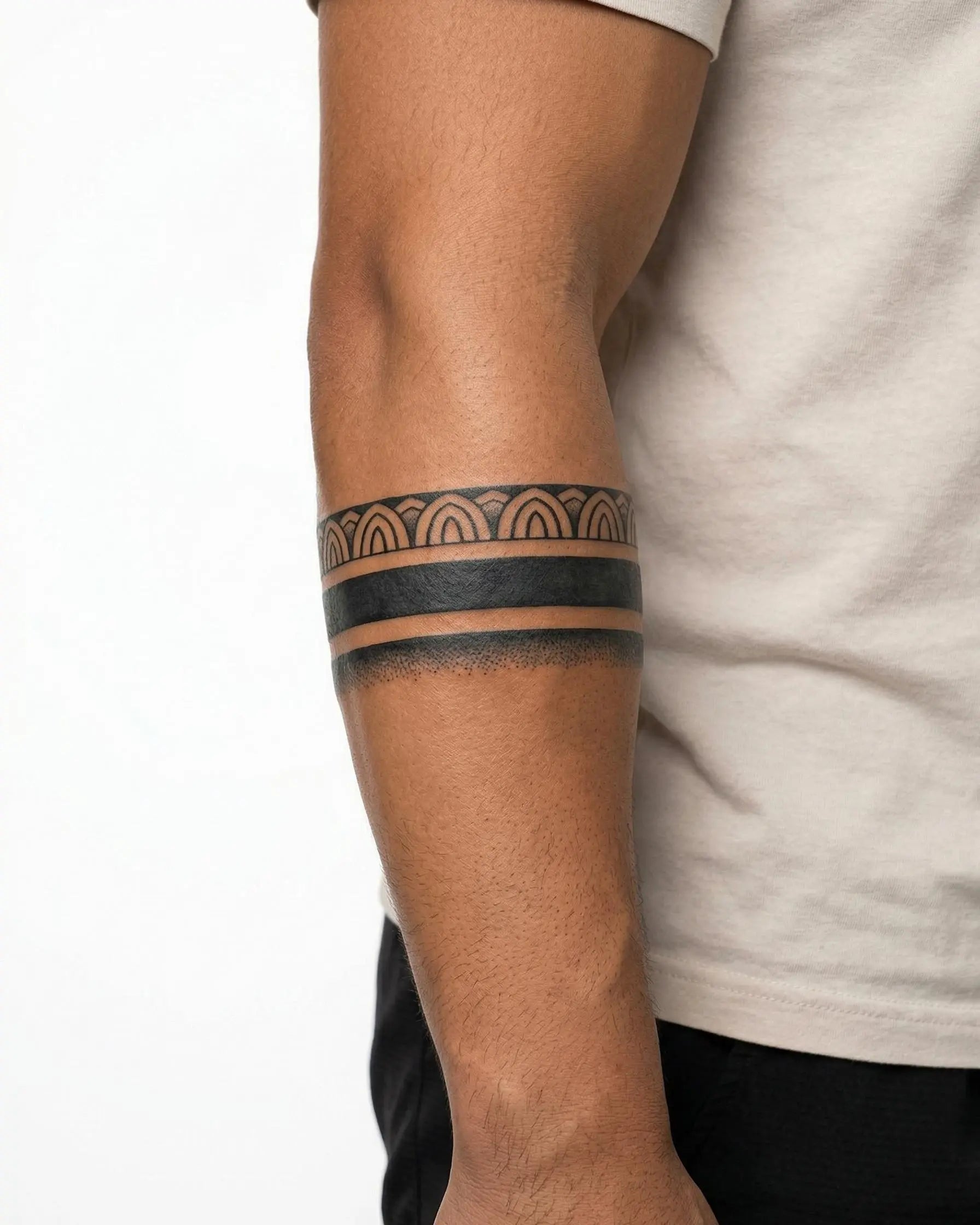 Tatuaggio semi-permanente INKON Bracciale Motivo a Conchiglia applicato su un uomo – design 2 x 9 in (5x23cm), aspetto realistico dell'inchiostro, dura 10 giorni