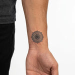 Tatuaggio semi-permanente INKON Mandala Flower applicato su un uomo – design 2 x 2 in (5x5cm), aspetto realistico dell'inchiostro, dura 10 giorni