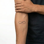 Tatuaggio semi-permanente INKON Infinity Loop applicato su un uomo – design 2 x 2 in (5x5cm), aspetto realistico dell'inchiostro, dura 10 giorni