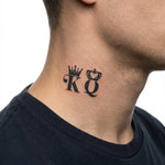 Tatuaggio semi-permanente INKON King & Queen Crowns applicato su un uomo – design 2 x 2 in (5x5cm), aspetto realistico dell'inchiostro, dura 10 giorni