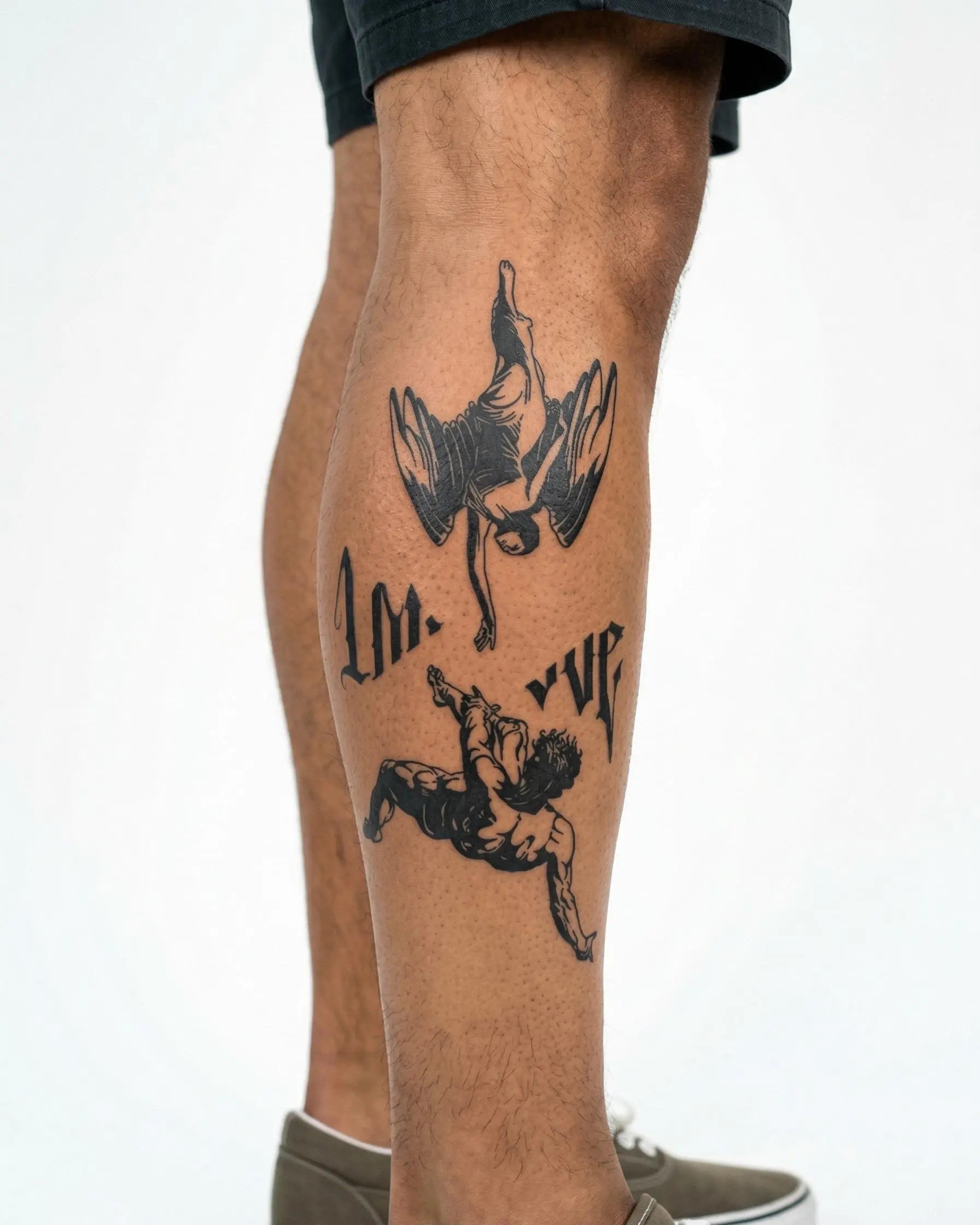 Tatuaggio semi-permanente INKON Fallen Angels & Lettering applicato su un uomo – design 4 x 8 in (11x21cm), aspetto realistico dell'inchiostro, dura 10 giorni