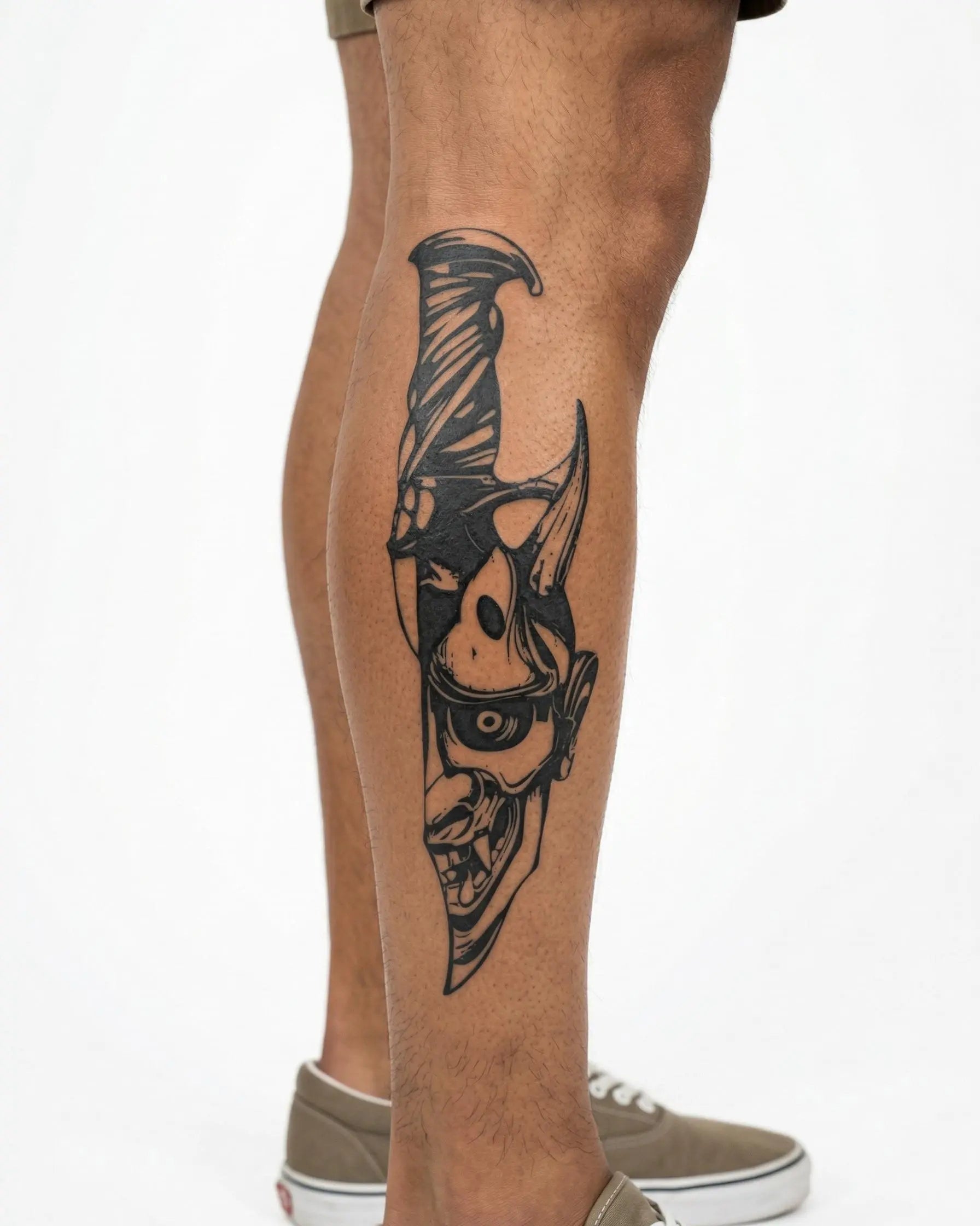 Tatuaggio semi-permanente INKON Hannya & Knife applicato su un uomo – design 4 x 8 in (11x21cm), aspetto realistico dell'inchiostro, dura 10 giorni