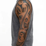 Tatuaggio semi-permanente INKON Maori Spiral Sleeve applicato su un uomo – design 8 x 20 in (20x50cm), aspetto realistico dell'inchiostro, dura 10 giorni