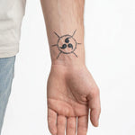 Tatuaggio semi-permanente INKON Cursed Seal Tomoe applicato su un uomo – design 2 x 2 in (5x5cm), aspetto realistico dell'inchiostro, dura 10 giorni