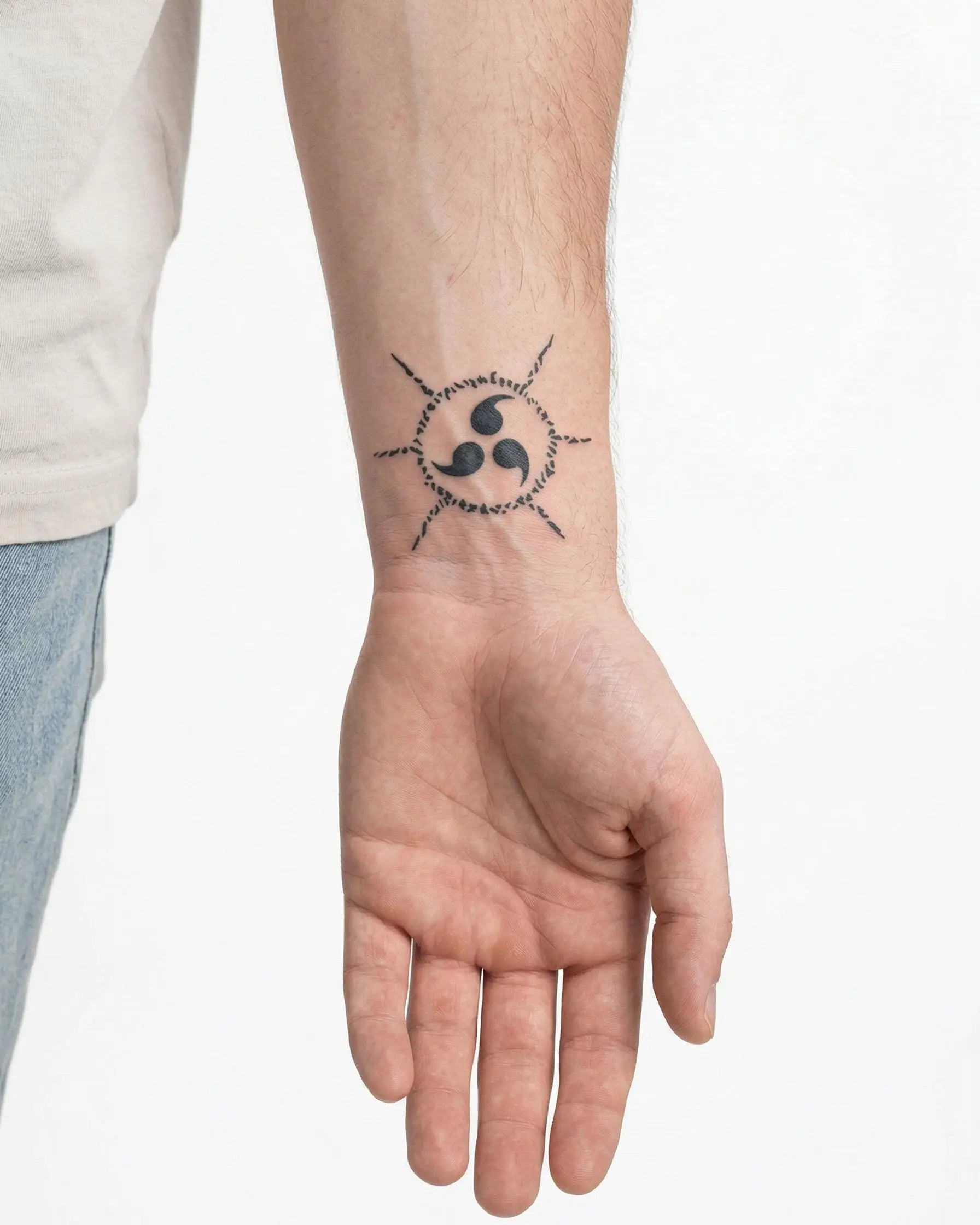Tatuaggio semi-permanente INKON Cursed Seal Tomoe applicato su un uomo – design 2 x 2 in (5x5cm), aspetto realistico dell'inchiostro, dura 10 giorni
