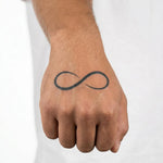 Tatuaggio semi-permanente INKON Infinity Symbol applicato su un uomo – design 2 x 2 in (5x5cm), aspetto realistico dell'inchiostro, dura 10 giorni