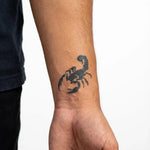 Tatuaggio semi-permanente INKON Striking Scorpion applicato su un uomo – design 2 x 2 in (5x5cm), aspetto realistico dell'inchiostro, dura 10 giorni