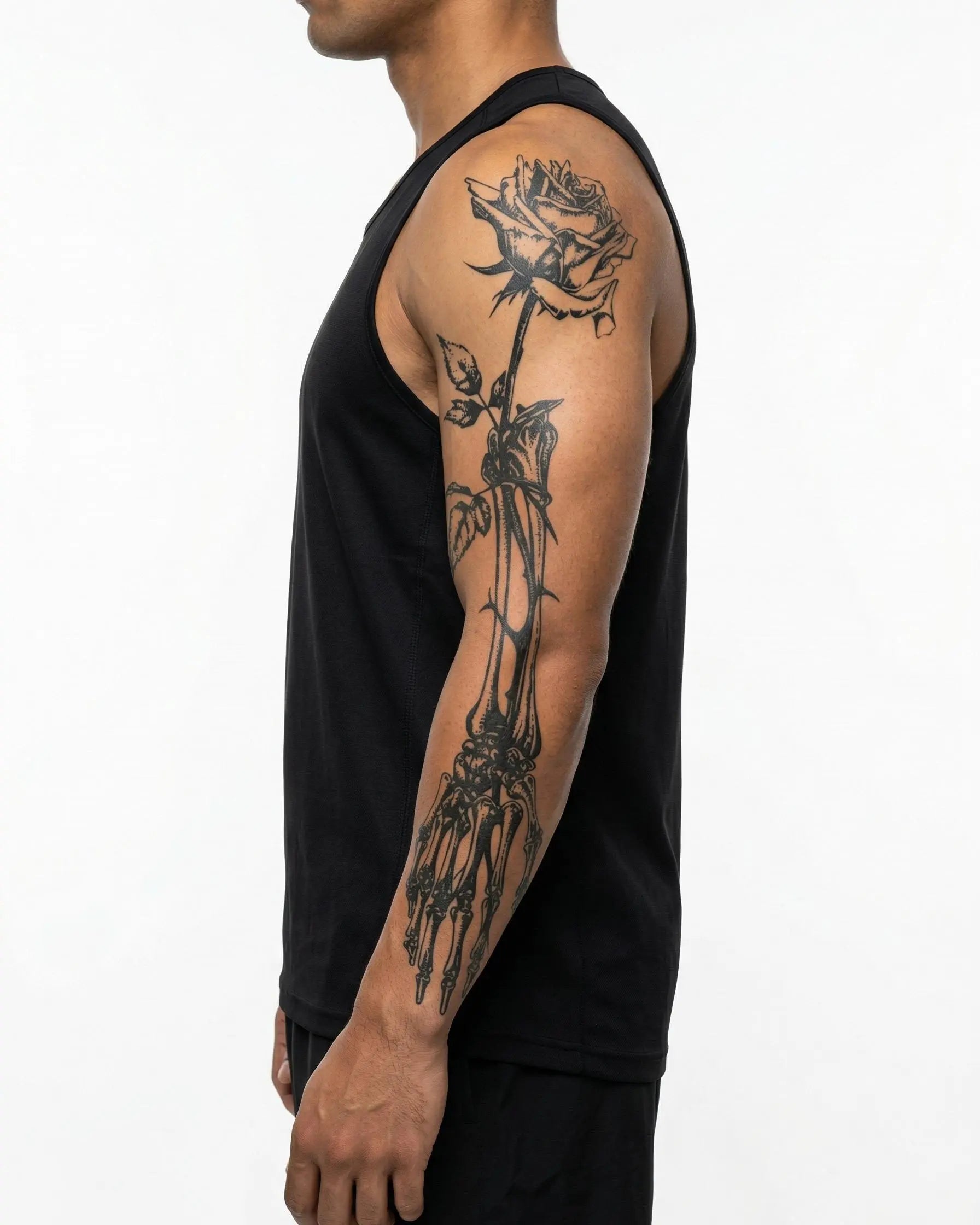 Tatuaggio semi-permanente INKON Skeleton Hand & Rose applicato su un uomo – design 8 x 20 in (20x50cm), aspetto realistico dell'inchiostro, dura 10 giorni