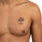 Tatuaggio semi-permanente INKON Tree of Life applicato su un uomo – design 2 x 2 in (5x5cm), aspetto realistico dell'inchiostro, dura 10 giorni