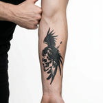 Tatuaggio semi-permanente INKON Corvo e Teschio applicato su un uomo – design 4 x 7 in (10x17cm), aspetto realistico dell'inchiostro, dura 10 giorni