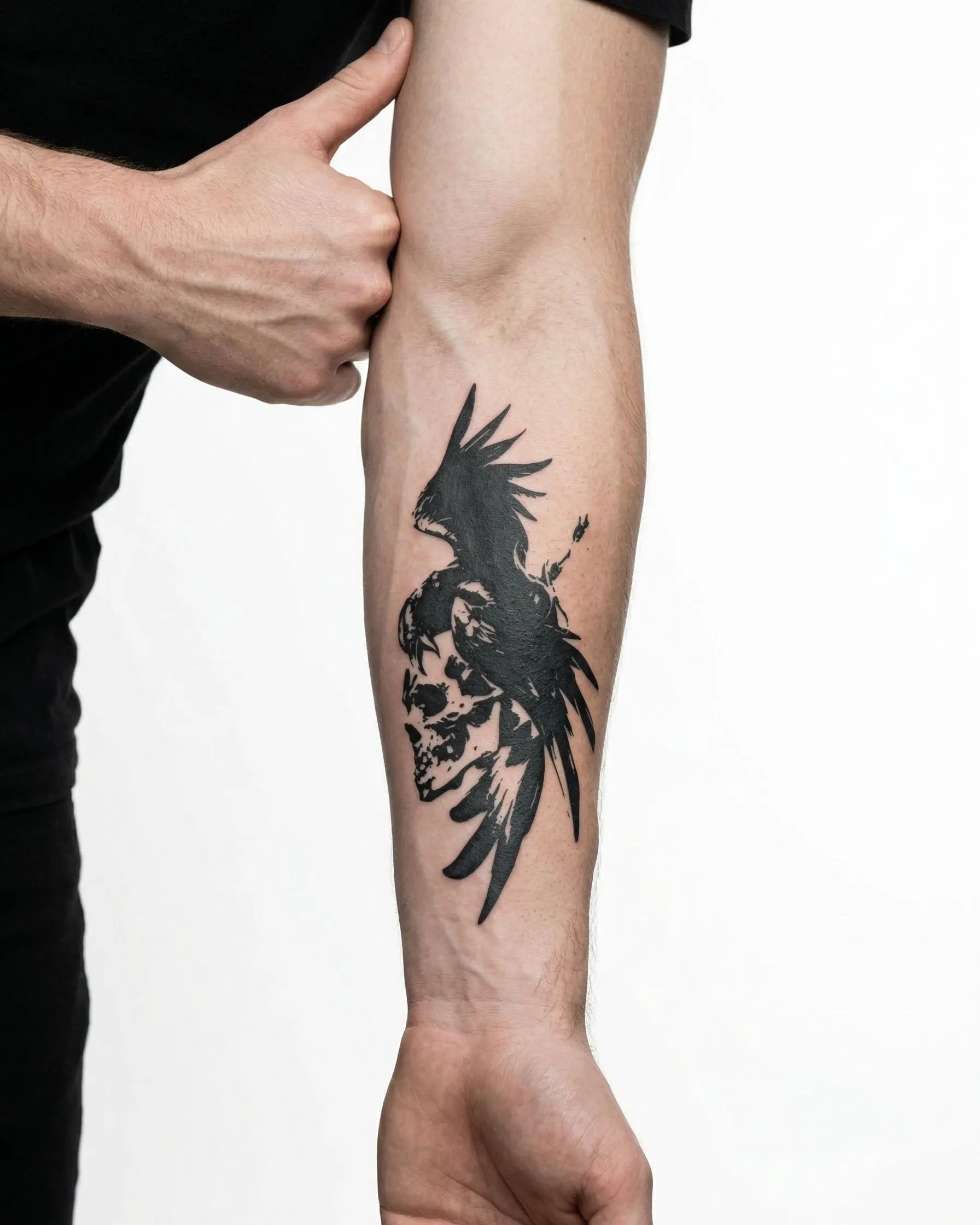 Tatuaggio semi-permanente INKON Corvo e Teschio applicato su un uomo – design 4 x 7 in (10x17cm), aspetto realistico dell'inchiostro, dura 10 giorni