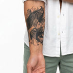 Tatuaggio semi-permanente INKON Pesce Koi e Loto applicato su un uomo – design 4 x 7 in (10x17cm), aspetto realistico dell'inchiostro, dura 10 giorni