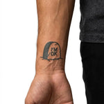 Tatuaggio semi-permanente INKON I'm OK Tombstone applicato su un uomo – design 2 x 2 in (5x5cm), aspetto realistico dell'inchiostro, dura 10 giorni
