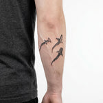 Tatuaggio semi-permanente INKON Tre Squali applicato su un uomo – design 4 x 4 in (9x9cm), aspetto realistico dell'inchiostro, dura 10 giorni