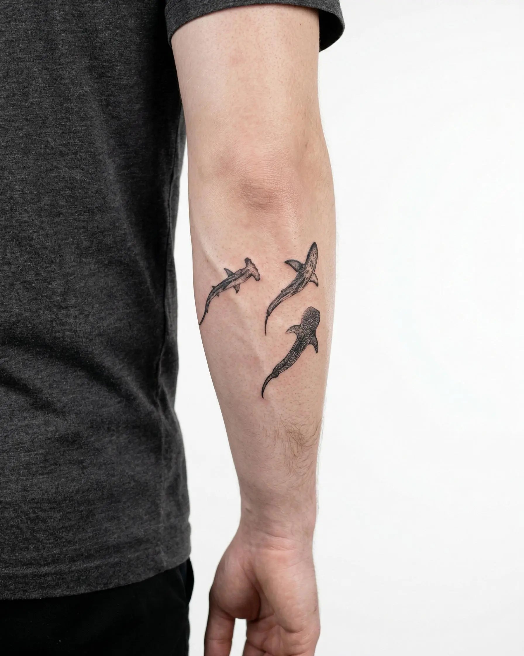 Tatuaggio semi-permanente INKON Tre Squali applicato su un uomo – design 4 x 4 in (9x9cm), aspetto realistico dell'inchiostro, dura 10 giorni
