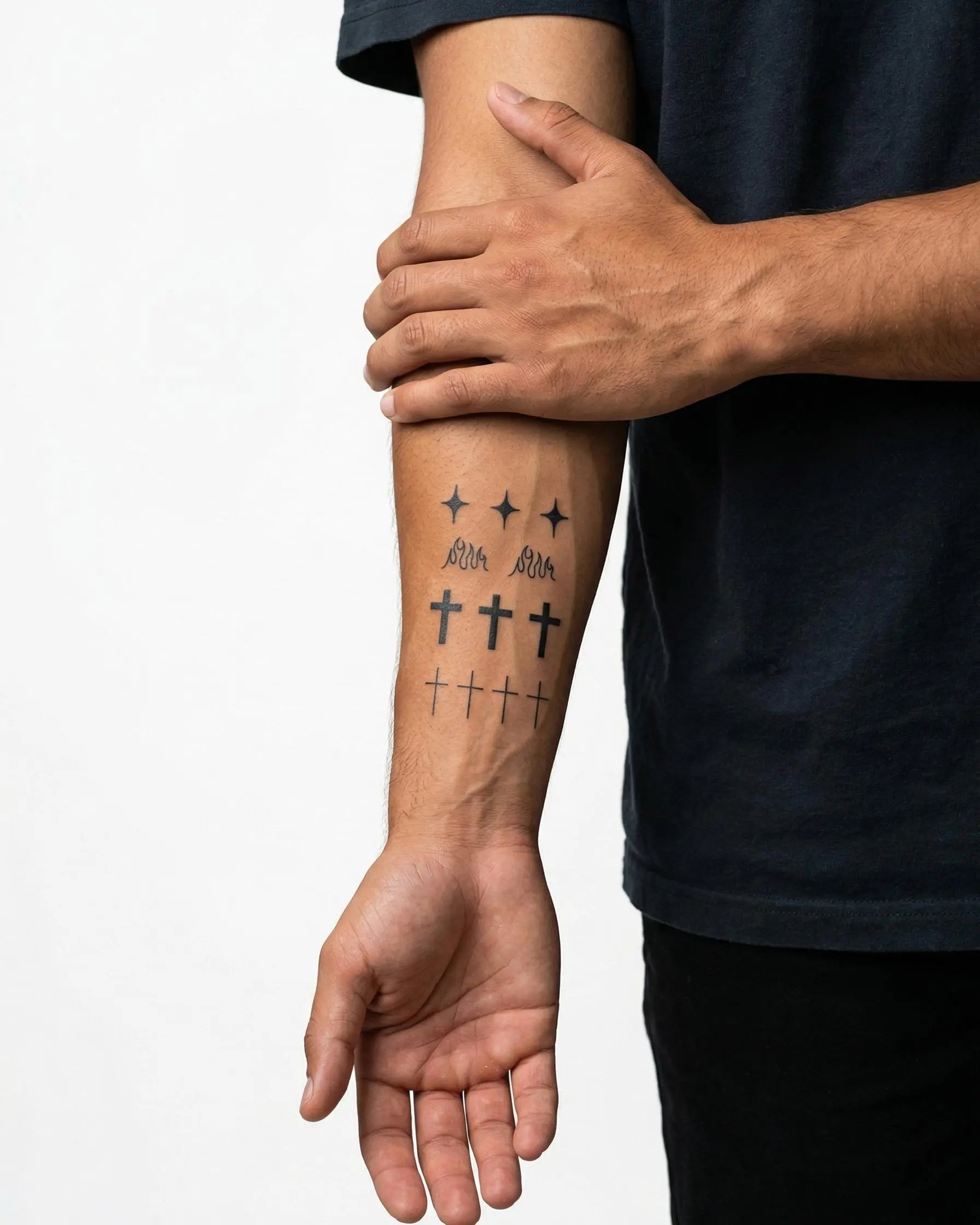 Tatuaggio semi-permanente INKON Stars, Flames & Crosses applicato su un uomo – design 3 x 4 in (6x11cm), aspetto realistico dell'inchiostro, dura 10 giorni