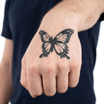 Tatuaggio semi-permanente INKON Monarch Butterfly applicato su un uomo – design 2 x 2 in (5x5cm), aspetto realistico dell'inchiostro, dura 10 giorni