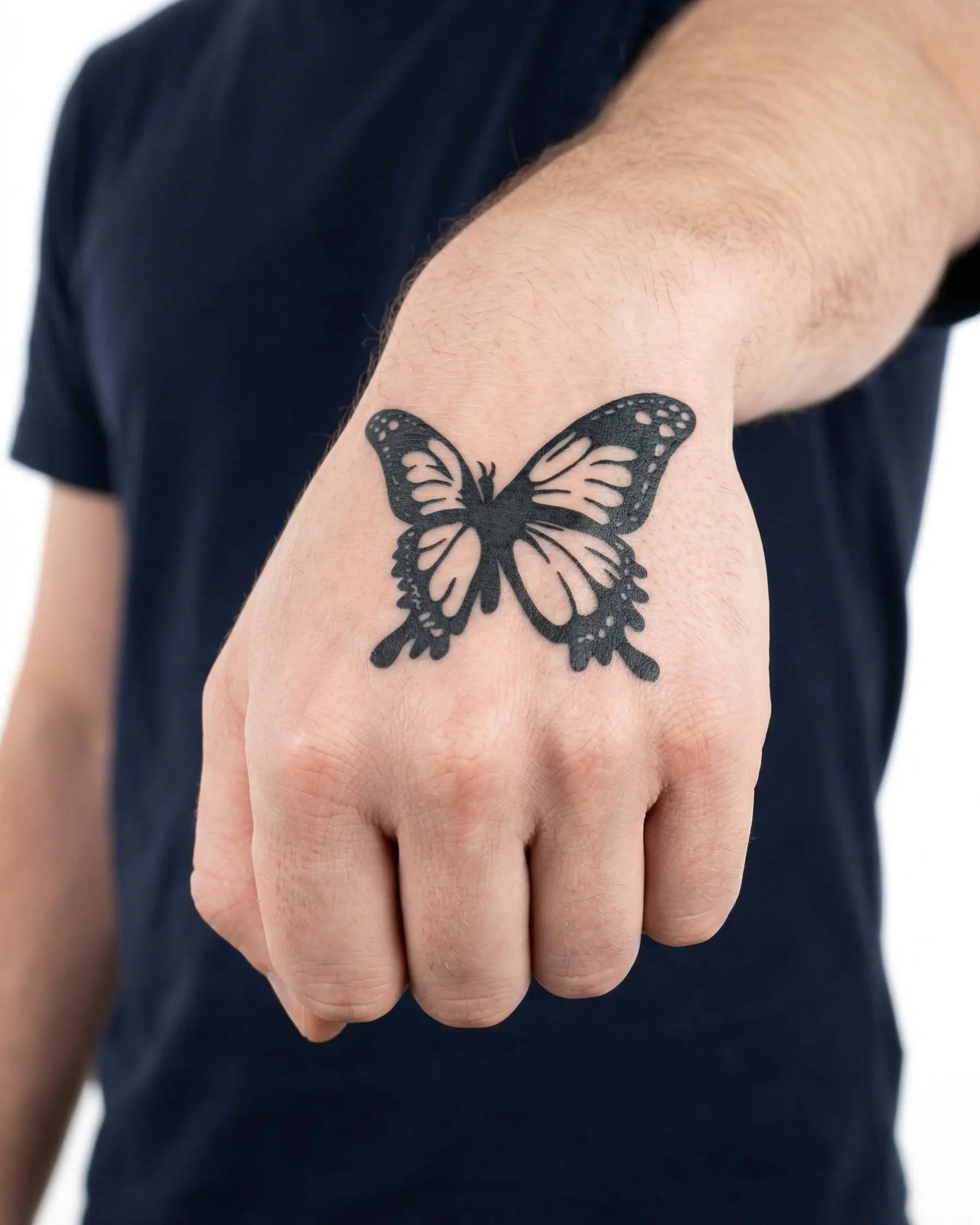 Tatuaggio semi-permanente INKON Monarch Butterfly applicato su un uomo – design 2 x 2 in (5x5cm), aspetto realistico dell'inchiostro, dura 10 giorni