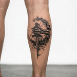 Tatuaggio semi-permanente INKON Mano Scheletrica e Pugnale applicato su un uomo – design 4 x 7 in (10x17cm), aspetto realistico dell'inchiostro, dura 10 giorni