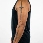 Tatuaggio semi-permanente INKON Broken Sword, Enduring Will applicato su un uomo – design 8 x 20 in (20x50cm), aspetto realistico dell'inchiostro, dura 10 giorni